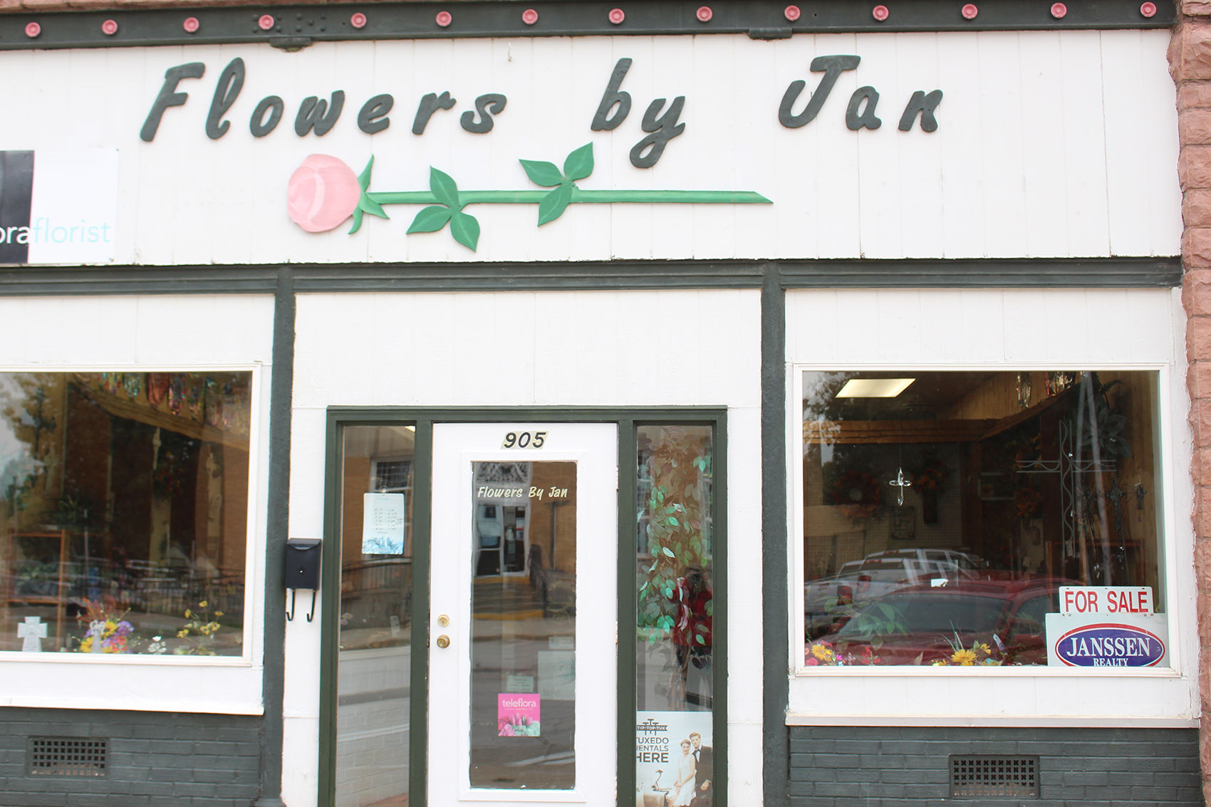 McMillan makes all bouquets in house